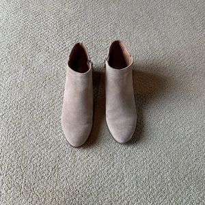 Size 7.5 Tan Suede Antonio Melani Booties